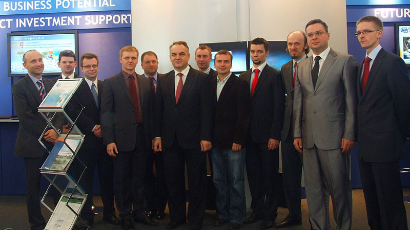 Premier Waldemar Pawlak na stoisku Wklastra, PCSS i miasta Poznań na targach CeBIT 2010