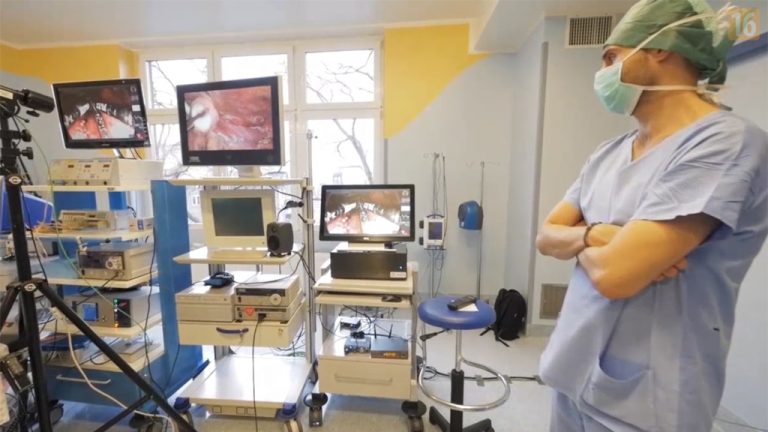 Operacja „na żywo”: laryngektomia przezgłośniowa rekonstrukcyjna wg Calearo