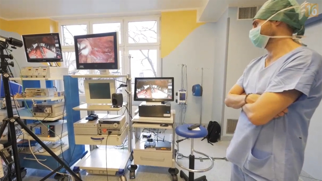 Operacja „na żywo”: laryngektomia przezgłośniowa rekonstrukcyjna wg Calearo