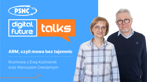 Na pierwszym planie znajdują się dwie osoby: kobieta po lewej stronie i mężczyzna po prawej. Kobieta ma na sobie jasną koszulę w kratę i okulary, a jej włosy sięgają ramion. Mężczyzna ma siwe włosy, nosi okulary i ciemny sweter na jasnej koszuli z kołnierzykiem. W tle widoczny jest niebieski baner z napisem "digital future talks" oraz tytułem "ARM, czyli mowa bez tajemnic" i informacją o rozmowie z Ewą Kuśmierek oraz Mariuszem Owsiannym.