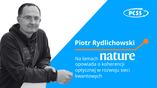 Piotr Rydlichowski, mężczyzna w okularach i ciemnej bluzie z kapturem, siedzi z założonymi rękami na niebieskim tle. Obok niego, po prawej stronie, znajduje się pomarańczowy akcent graficzny oraz biały napis "Piotr Rydlichowski" nad słowem "nature" napisanym pomarańczowymi literami. Poniżej widnieje biały tekst w języku polskim: "Na łamach opowiada o koherencji optycznej w rozwoju sieci kwantowych", a w górnym prawym rogu umieszczone jest logo PCSS.