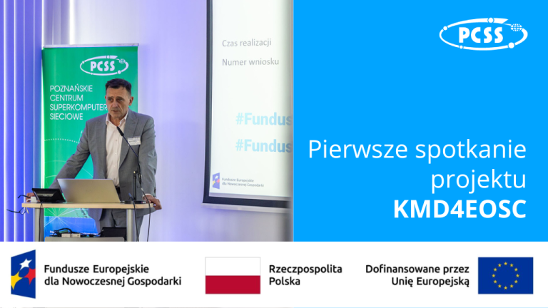 Ujęcie przedstawia mężczyznę stojącego za laptopem, z logiem PCSS w tle. Po prawej stronie zdjęcia znajduje się niebieskie tło z tekstem „Pierwsze spotkanie projektu KMD4EOSC”. Górna część zdjęcia zawiera informacje o „Czas realizacji” i „Numer wniosku”.