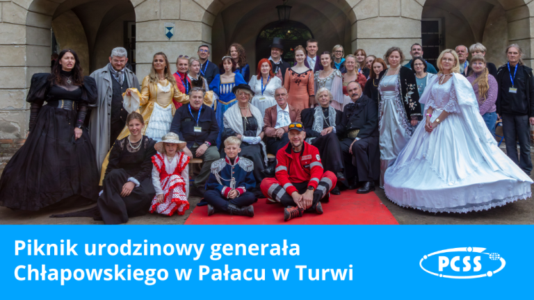 Zdjęcie przedstawia dużą grupę osób, w większości dorosłych, pozujących na dziedzińcu przed budynkiem w historycznych strojach z różnych epok. Wiele osób stoi, a kilka siedzi na czerwonym dywanie na pierwszym planie, w tym cztery osoby w kostiumach przypominających stroje z epoki, oraz mężczyzna w czerwonym ubraniu ratownika. Na dole zdjęcia znajduje się niebieski pasek z białym tekstem: "Piknik urodzinowy generała Chłapowskiego w Pałacu w Turwi" oraz logo "PCSS".