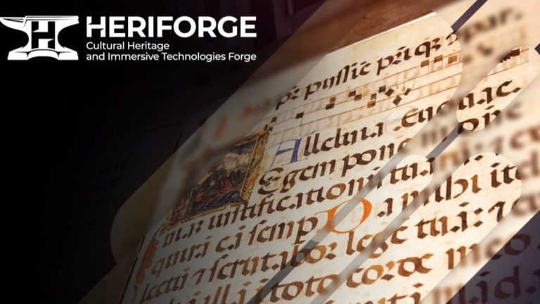 Grafika przedstawia logo "HERIFORGE Cultural Heritage and Immersive Technologies Forge" w lewym górnym rogu na ciemnym tle. Po prawej stronie widać rozmazany fragment starego, ręcznie pisanego manuskryptu z ozdobnymi literami i miniaturą. Całość utrzymana jest w tonacji sugerującej połączenie historii z nowoczesnymi technologiami.