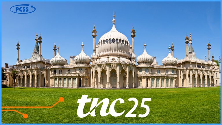 Query successful Obraz przedstawia Royal Pavilion w Brighton, widoczny od frontu z dużym trawnikiem. Jest to egzotyczny budynek w stylu indosaraceńskim, z licznymi kopułami i minaretami, utrzymany w jasnej kolorystyce. W dolnej części obrazu znajduje się biały napis "tnc25" z pomarańczową, przerywaną linią i ikoną układu scalonego.