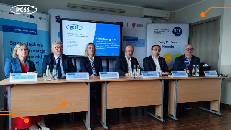 Query successful Na grafice widoczne jest spotkanie panelowe, w którym uczestniczy sześć osób siedzących za stołami, zwróconych przodem do widza. Za panelistami znajduje się duży ekran prezentujący logo PCSS Energy Lab oraz inne informacje. Po lewej stronie ekranu widać logo Unii Europejskiej i napis "Fundusze Europejskie", a po prawej logo Agencji Rozwoju Regionalnego S.A. w Koninie.