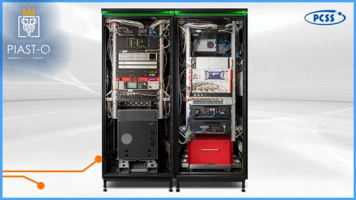 Zdjęcie przedstawia otwartą szafę serwerową, ujawniającą szereg elektronicznych komponentów i okablowania, prawdopodobnie będących częścią komputera kwantowego PIAST-Q, jak sugeruje logo w lewym górnym rogu. Po prawej stronie widoczne jest logo PCSS, identyfikujące Poznańskie Centrum Superkomputerowo-Sieciowe. Cała konfiguracja znajduje się wewnątrz dwóch czarnych, stojących szaf rackowych, z których każda zawiera liczne moduły sprzętowe i kable. Obraz jest ujęty na prostym, białym tle z niebieską obramówką, podkreślając techniczny charakter przedstawionego sprzętu.