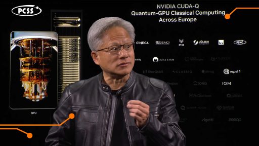 Jensen Huang, CEO firmy NVIDIA, stoi przed ekranem prezentacyjnym, ubrany w czarną skórzaną kurtkę, z uniesioną prawą ręką. Na ekranie widoczny jest schemat komputera kwantowego (QPU) po lewej stronie oraz nagłówek "NVIDIA CUDA-Q Quantum-GPU Classical Computing Across Europe". Poniżej nagłówka znajduje się siatka logotypów europejskich instytucji i firm, w tym "PSNC", a cała prezentacja dotyczy współpracy w dziedzinie obliczeń kwantowych.