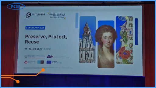 Na zdjęciu widoczny jest duży ekran konferencyjny z logotypami Europeana, PCSS oraz partnerów wydarzenia. Centralnie umieszczony jest tytuł konferencji „Preserve, Protect, Reuse” wraz z datą 11–12 czerwca 2025 oraz informacją o formule hybrydowej. Po prawej stronie ekranu znajdują się trzy graficzne elementy: fragment zabytkowego budynku, obraz przedstawiający popiersie oraz kolorowa iluminacja rękopisu.