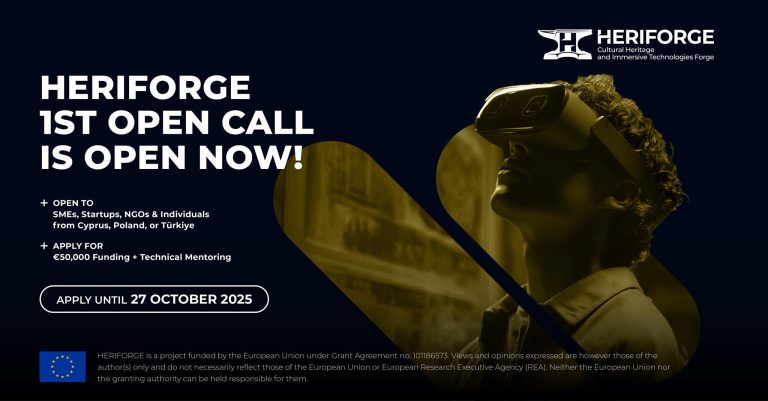 Grafika to plakat promocyjny Heriforge 1st Open Call. Na ciemnoniebieskim tle znajduje się kontrastowe zdjęcie osoby w goglach wirtualnej rzeczywistości (VR), patrzącej w górę na świecący, historyczny budynek, co sugeruje powiązanie technologii z dziedzictwem kulturowym. Tekst informuje, że nabór jest otwarty dla MŚP, startupów, organizacji pozarządowych i osób fizycznych z Cypru, Polski lub Turcji, oferując 50 000 euro dofinansowania i mentoring techniczny. Wyraźnie podano termin składania wniosków: 27 października 2025 r., a mały tekst na dole plakatu informuje, że projekt jest finansowany przez Unię Europejską.