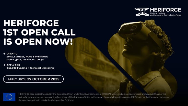 Grafika to plakat promocyjny Heriforge 1st Open Call. Na ciemnoniebieskim tle znajduje się kontrastowe zdjęcie osoby w goglach wirtualnej rzeczywistości (VR), patrzącej w górę na świecący, historyczny budynek, co sugeruje powiązanie technologii z dziedzictwem kulturowym. Tekst informuje, że nabór jest otwarty dla MŚP, startupów, organizacji pozarządowych i osób fizycznych z Cypru, Polski lub Turcji, oferując 50 000 euro dofinansowania i mentoring techniczny. Wyraźnie podano termin składania wniosków: 27 października 2025 r., a mały tekst na dole plakatu informuje, że projekt jest finansowany przez Unię Europejską.