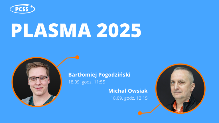 Grafika przedstawia plakat wydarzenia "PLASMA 2025" organizowanego przez PCSS. Na plakacie znajdują się zdjęcia dwóch prelegentów: Bartłomieja Pogodzińskiego i Michała Owsiaka, wraz z datami i godzinami ich wystąpień. Tło grafiki jest jednolicie niebieskie, a tekst i obramowania zdjęć są w kolorze białym.