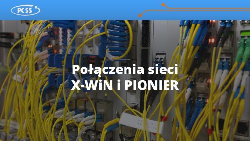 Zdjęcie z bliska przedstawia fragment serwerowni lub szafy telekomunikacyjnej z mnóstwem kabli. Dominują kable w kolorach żółtym, niebieskim oraz szarym. Na środku obrazu znajduje się biały, pogrubiony tekst w języku polskim: "Połączenia sieci X-WiN i PIONIER".
