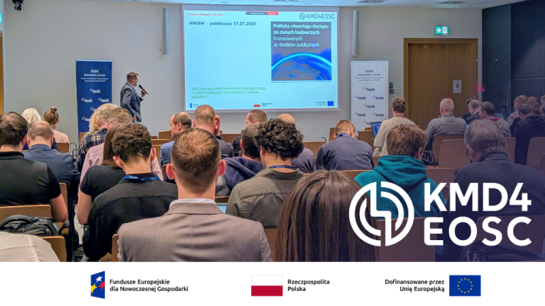 W pomieszczeniu konferencyjnym, podczas prezentacji, prelegent stoi obok ekranu wyświetlającego slajd po polsku dotyczący polityki otwartego dostępu do danych. Sala jest wypełniona przez zgromadzoną publiczność, która siedzi w rzędach i słucha wykładu. W prawym dolnym rogu grafiki widoczne jest duże logo "KMD4EOSC" wraz z logotypami Funduszy Europejskich i Unii Europejskiej.