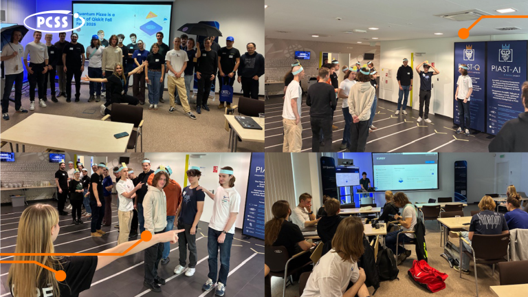 Kolaboracja czterech zdjęć przedstawia grupę młodych ludzi uczestniczących w wydarzeniu edukacyjnym lub warsztatach, prawdopodobnie związanych z technologią, na co wskazują napisy na ekranach, np. "Piąty Pizza" i "PIAST-AI". Na górnym lewym zdjęciu grupa osób stoi w sali konferencyjnej, słuchając osoby wskazującej na ekran, a na innych kadrach widać m.in. ćwiczenia w grupie, gdzie uczestnicy noszą opaski na głowach, oraz pracę przy komputerach. Zdjęcia oddają dynamiczną i zaangażowaną atmosferę wydarzenia z elementami pracy zespołowej i nauki.