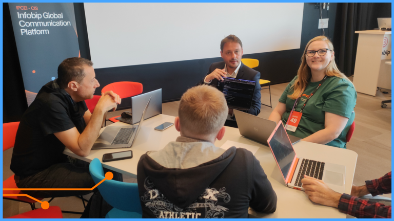 Uczestnicy Innovation Prototyping Lab podczas jednej z sesji warsztatowych w siedzibie Infobip w Zagrzebiu. W spotkaniu udział wzięli przedstawiciele projektów LUMEN i GRAPHIA, wspólnie pracując nad rozwojem koncepcji i rozwiązań technologicznych. Na zdjęciu m.in. Aleksandra Nowak z PCSS.
