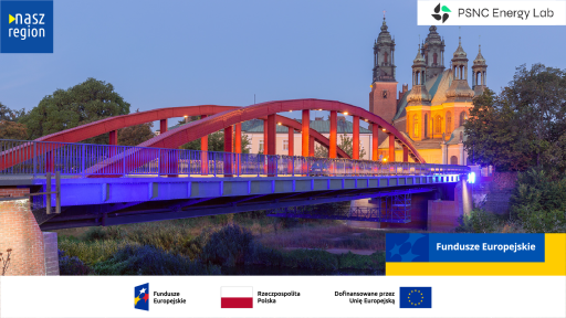 To zdjęcie nocne ukazuje Most Biskupa Jordana w Poznaniu, którego czerwony łuk i niebieskie oświetlenie kontrastują z otoczeniem. W tle widać podświetloną na ciepły, pomarańczowy kolor Bazylikę Archikatedralną na Ostrowie Tumskim oraz inne historyczne budynki, co nadaje ujęciu malowniczości. W górnych rogach umieszczono logotypy "nasz region" i "PSNC Energy Lab", a na dole widać logotypy Funduszy Europejskich, flagę Rzeczypospolitej Polskiej oraz informację o dofinansowaniu przez Unię Europejską.