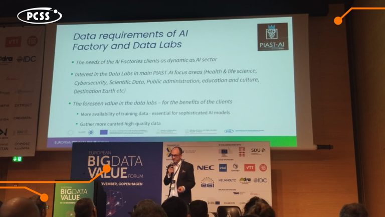 Zdjęcie przedstawia prelegenta na konferencji "European Big Data Value Forum" w Kopenhadze. Mężczyzna w okularach i garniturze stoi na scenie, trzymając mikrofon i prezentując slajd zatytułowany "Data requirements of AI Factory and Data Labs". Na scenie widoczne są również logotypy sponsorów i partnerów wydarzenia, w tym "PIAST-AI".