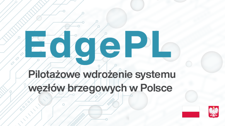 Grafika przedstawia baner z logo projektu EdgePL. Tytuł "EdgePL" jest napisany dużą, niebieską czcionką, a pod spodem znajduje się tekst: "Pilotażowe wdrożenie systemu węzłów brzegowych w Polsce". Tło jest jasnoniebieskie i ozdobione schematem obwodu drukowanego oraz abstrakcyjnymi, przezroczystymi bąbelkami, a w prawym dolnym rogu widnieją flagi Polski i godło Rzeczypospolitej Polskiej.