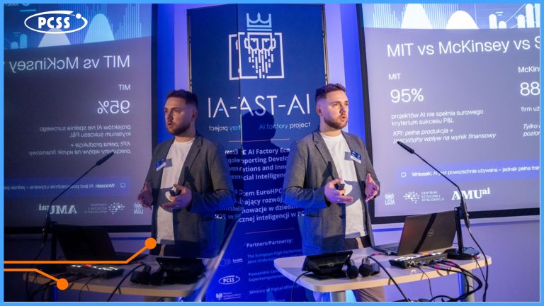 mężczyzna w garniturze prowadzi prezentację na konferencji dotyczącej sztucznej inteligencji, stojąc przed dwoma ekranami z wyświetlonymi slajdami oraz banerem projektu IA-FAST-AI; na slajdach widoczne są statystyki porównujące wdrożenia AI w firmach MIT, McKinsey i Stanford, a na banerze logotypy organizacji partnerskich, w tym PCSS i AMU.