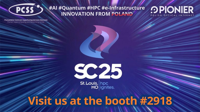 Grafika promocyjna zaprasza na stoisko PCSS i PIONIER podczas konferencji Supercomputing (SC25) w St. Louis. Tło utrzymane jest w fioletowo-niebieskich barwach z dynamicznymi promieniami światła, nawiązującymi do szybkich obliczeń i sieci. Na górze widoczne są logotypy PCSS i PIONIER, a w centrum grafiki duże logo SC25 oraz hasło "INNOVATION FROM POLAND".