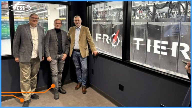 Na zdjęciu widać trzech mężczyzn w eleganckich strojach biznesowych, stojących przed dużą przeszkloną ścianą. Za szybą znajduje się serwerownia, w której widoczne są szafy z dużym logo "FRONTIER". Mężczyźni patrzą w kierunku aparatu, a przestrzeń w pomieszczeniu jest wykończona w ciemnych kolorach, co kontrastuje z jasnym oświetleniem serwerowni.