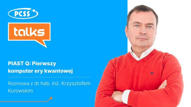 Grafika promocyjna podcastu "PCSS talks" przedstawia dr. hab. inż. Krzysztofa Kurowskiego, który jest rozmówcą w odcinku. Tytuł odcinka, na tle jasnoniebieskiego tła, brzmi: "PIAST Q: Pierwszy komputer ery kwantowej". Mężczyzna w czerwonym swetrze i białej koszuli stoi po prawej stronie kadru, a po lewej znajduje się logo PCSS i biały dymek dialogowy z napisem "talks".