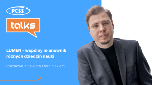 Ten obraz to grafika promocyjna dla podcastu "PCSS Talks", powiązanego z Poznańskim Centrum Komputerowo-Sieciowym, którego logo znajduje się w lewym górnym rogu. Grafika zapowiada nagranie: LUMEN - wspólny mianownik różnych dziedzin nauki - rozmowa z Pawłem Marciniakiem. Projekt graficzny przedstawia zdjęcie mężczyzny - Pawła Marciniaka, po prawej stronie, na jasnym niebiesko-białym tle.