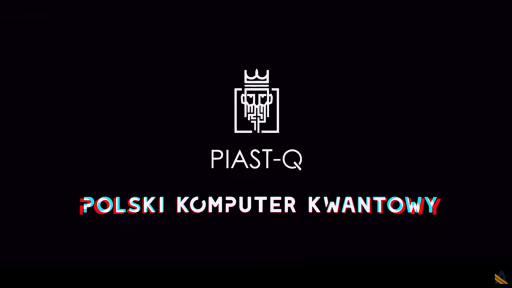 Grafika prezentuje logo projektu PIAST-Q na czarnym tle. Logo składa się z uproszczonej, białej, geometrycznej grafiki przedstawiającej postać w koronie. Poniżej logo znajdują się dwa rzędy tekstu: w górnym rzędzie PIAST-Q jest napisane białą czcionką, a w dolnym POLSKI KOMPUTER KWANTOWY czerwoną i niebieską czcionką z efektem przesunięcia 3D.
