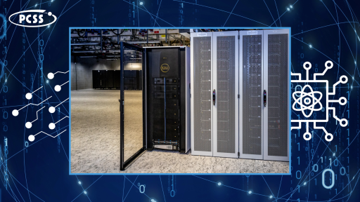 Zdjęcie przedstawiające nowoczesną serwerownię. Centralnie widoczny jest czarny szafa serwerowa z otwartymi przeszklonymi drzwiami, na której znajduje się złote logo PCSS (Poznańskie Centrum Superkomputerowo-Sieciowe). Obok stoją trzy szare szafy rackowe. Tło grafiki jest niebieskie z motywem cyfrowej sieci, binarnych zer i jedynek oraz stylizowanymi grafikami symbolizującymi technologię (elementy sieci, procesor, atom).