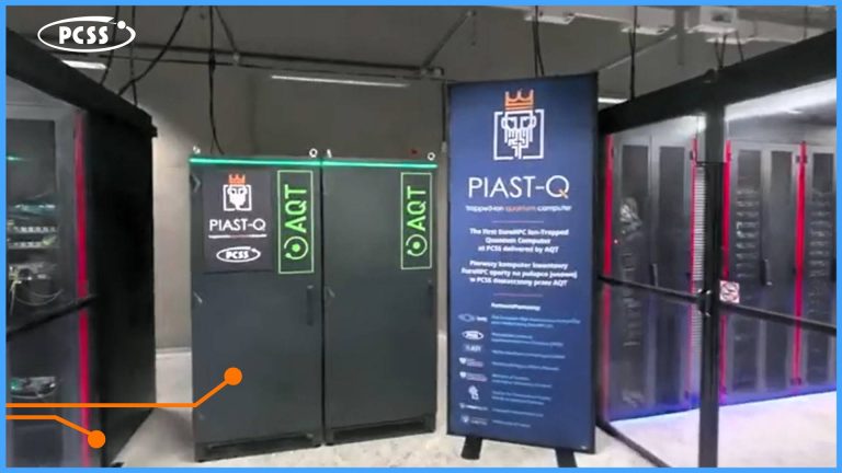 Wnętrze centrum danych z nowoczesnymi szafami serwerowymi oraz pionowym banerem prezentującym komputer kwantowy PIAST-Q. Urządzenia firmy AQT, podświetlone na zielono, stoją obok przeszklonych boksów z infrastrukturą sieciową. Tekst na banerze informuje, że jest to pierwszy w Polsce komputer kwantowy oparty na pułapce jonowej, dostarczony dla PCSS.
