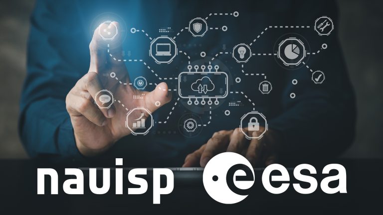 Grafika przedstawia dłonie osoby pracującej przy laptopie, nad którymi unosi się rozbudowana sieć ikon symbolizujących technologie cyfrowe, bezpieczeństwo i chmurę. Jeden z palców dotyka świecącego punktu na wirtualnym schemacie, co sugeruje interakcję z nowoczesnym systemem zarządzania danymi. W dolnej części obrazu umieszczono logotypy programu „navisp” oraz Europejskiej Agencji Kosmicznej (ESA).
