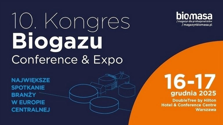 Grafika to plakat promujący „10. Kongres Biogazu Conference & Expo”, który zapowiadany jest jako największe spotkanie branżowe w Europie Centralnej. Plakat utrzymany jest w granatowej i pomarańczowej kolorystyce, a w jego centralnej części widnieje liniowy schemat instalacji biogazowej. W dolnym prawym rogu podano szczegóły wydarzenia: odbędzie się ono w dniach 16–17 grudnia 2025 roku w hotelu DoubleTree by Hilton w Warszawie.