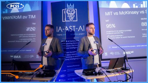Mężczyzna w garniturze prowadzi prezentację na konferencji dotyczącej sztucznej inteligencji, stojąc przed dwoma ekranami z wyświetlonymi slajdami oraz banerem projektu IA-FAST-AI; na slajdach widoczne są statystyki porównujące wdrożenia AI w firmach MIT, McKinsey i Stanford, a na banerze logotypy organizacji partnerskich, w tym PCSS i AMU.