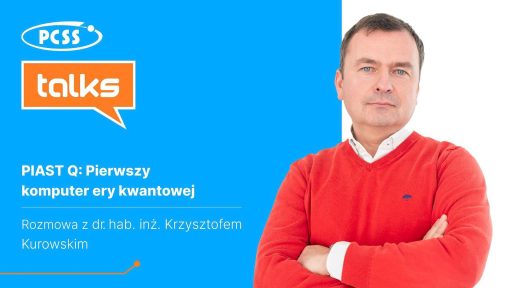 Grafika promocyjna podcastu "PCSS talks" przedstawia dr. hab. inż. Krzysztofa Kurowskiego, który jest rozmówcą w odcinku. Tytuł odcinka, na tle jasnoniebieskiego tła, brzmi: "PIAST Q: Pierwszy komputer ery kwantowej". Mężczyzna w czerwonym swetrze i białej koszuli stoi po prawej stronie kadru, a po lewej znajduje się logo PCSS i biały dymek dialogowy z napisem "talks".