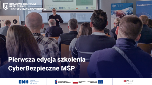 Na pierwszym planie widać tyły głów uczestników szkolenia, siedzących w rzędach. W tle, na podwyższeniu, stoi prelegent, wskazujący ręką na ekran projektora z prezentacją. U dołu grafiki widnieje tekst: "Pierwsza edycja szkolenia CyberBezpieczne MŚP" oraz logotypy instytucji wspierających.