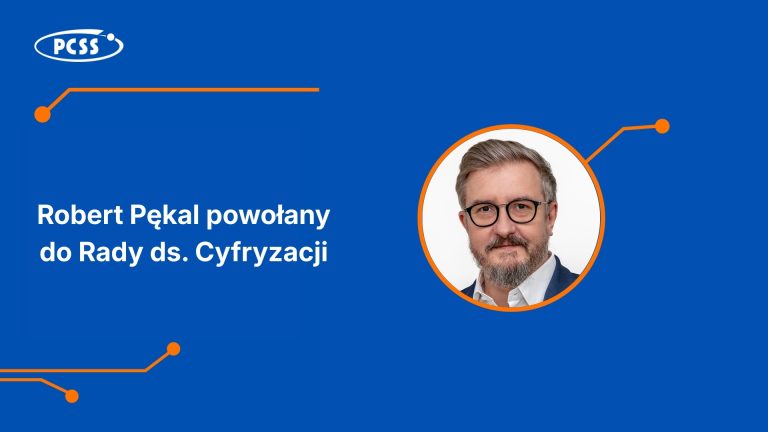 Portret Roberta Pękala umieszczony w okręgu na niebieskim tle z geometrycznymi, pomarańczowymi liniami. Po lewej stronie widnieje logotyp PCSS oraz biały napis informujący o powołaniu dyrektora do Rady do spraw Cyfryzacji. Całość ma nowoczesny, techniczny charakter, podkreślający profesjonalny profil ogłoszenia.