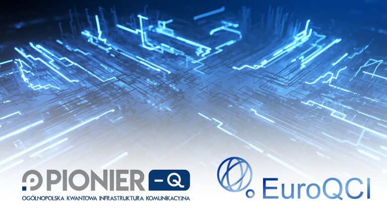 Grafika przedstawiająca abstrakcyjną, niebieską sieć świetlnych ścieżek symbolizujących infrastrukturę kwantową na ciemnym tle, u dołu logotyp PIONIER‑Q z napisem „Ogólnopolska Kwantowa Infrastruktura Komunikacyjna” oraz logotyp i napis „EuroQCI”.