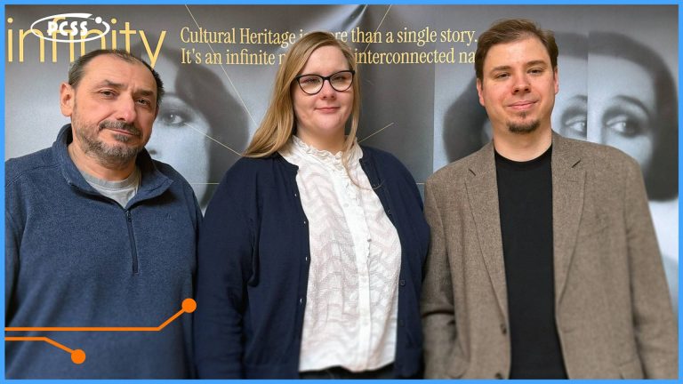 Trzy uśmiechnięte osoby – dwóch mężczyzn i kobieta w okularach – stoją obok siebie na tle czarnego plakatu z napisem „Infinity”. Baner zawiera tekst o dziedzictwie kulturowym oraz czarno-białe wizerunki twarzy w tle. Całość sprawia wrażenie pamiątkowego zdjęcia z wydarzenia kulturalnego lub konferencji.