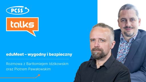 Grafika promocyjna zapowiada podcast z serii „PCSS Talks”, poświęcony tematowi „eduMeet – wygodny i bezpieczny”. Po lewej stronie, na jasnoniebieskim tle, umieszczono białe logo PCSS oraz pomarańczowy dymek dialogowy z napisem „talks”. Poniżej znajduje się tytuł odcinka oraz informacja, że jest to rozmowa z Bartłomiejem Idzikowskim oraz Piotrem Pawałowskim. Prawą część grafiki zajmuje zdjęcie dwóch mężczyzn, z których jeden ubrany jest w czarną koszulę, a drugi w ciemną marynarkę i wzorzystą koszulę. Kompozycja jest nowoczesna i przejrzysta, wykorzystująca kontrastowe barwy marki PCSS.