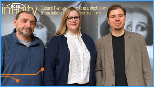 Trzy uśmiechnięte osoby – dwóch mężczyzn i kobieta w okularach – stoją obok siebie na tle czarnego plakatu z napisem „Infinity”. Baner zawiera tekst o dziedzictwie kulturowym oraz czarno-białe wizerunki twarzy w tle. Całość sprawia wrażenie pamiątkowego zdjęcia z wydarzenia kulturalnego lub konferencji.