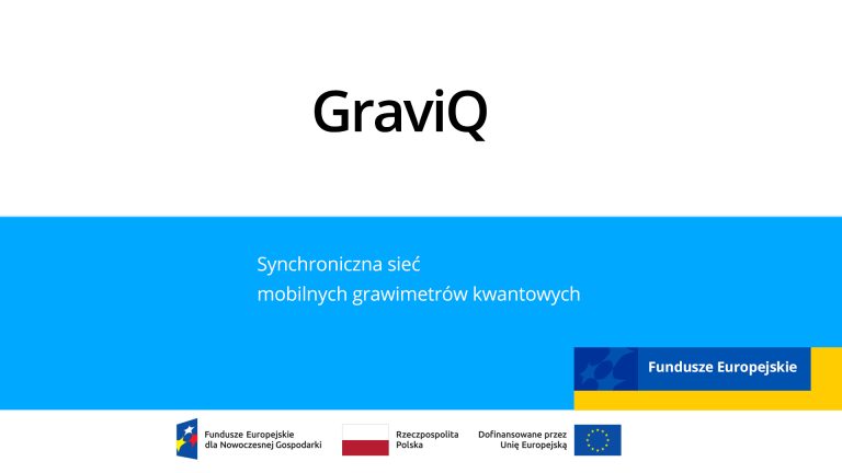 Grafika informacyjna projektu GraviQ z logotypami Funduszy Europejskich oraz Rzeczypospolitej Polskiej na białym i jasnoniebieskim tle. W centralnej części umieszczono nazwę projektu oraz napis: „Synchroniczna sieć mobilnych grawimetrów kwantowych”. Dolny pas zawiera szczegółowe informacje o dofinansowaniu ze środków Unii Europejskiej w ramach programu Fundusze Europejskie dla Nowoczesnej Gospodarki.