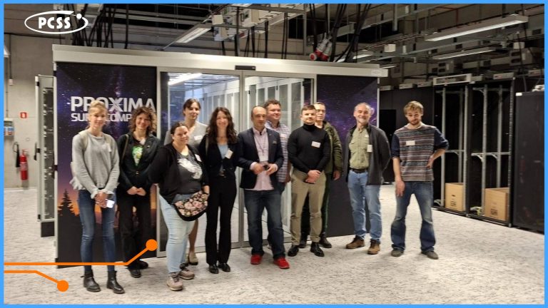 Zdjęcie grupowe przedstawicieli Wielkopolskiego Parku Narodowego oraz PCSS, wykonane w nowoczesnej serwerowni przed wejściem do klastra superkomputerowego Proxima. Uczestnicy spotkania stoją na tle szaf serwerowych i infrastruktury IT, co podkreśla technologiczny charakter wizyty. Grafika zawiera biały logotyp PCSS w lewym górnym rogu oraz ozdobne pomarańczowe motywy linii technologicznych na niebieskim obramowaniu.