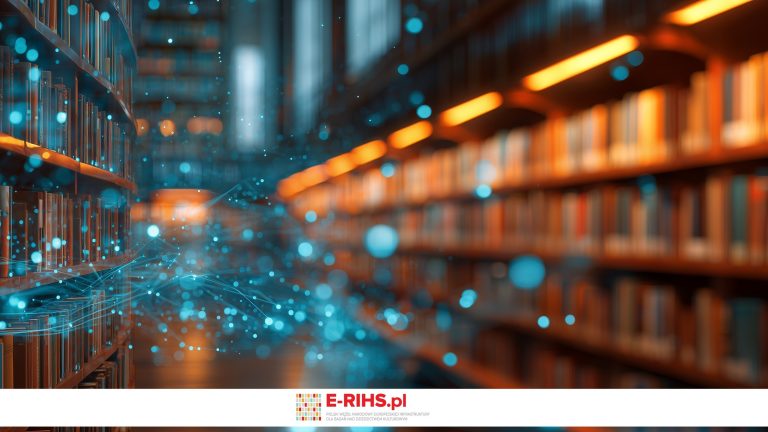Grafika przedstawia nastrojowe wnętrze biblioteki z rzędami regałów pełnych książek, skąpanych w ciepłym świetle. Na pierwszym planie widoczna jest cyfrowa, błękitna sieć połączonych punktów i linii, która symbolizuje nowoczesne technologie i przepływ danych. W dolnej części obrazu znajduje się logotyp E-RIHS.pl wraz z pełną nazwą polskiego węzła europejskiej infrastruktury badawczej.