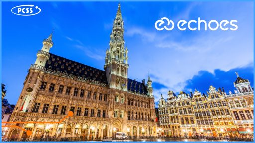 Zdjęcie przedstawia zabytkową architekturę Brukseli pod wieczornym, ciemnoniebieskim niebem. Po lewej stronie dominuje wysoka wieża ratuszowa. Grafika promuje współpracę PCSS przy projekcie ECHOES, co podkreślają logotypy wtopione w niebo oraz nowoczesny element graficzny w formie pomarańczowej linii łączącej punkty na fasadzie budynków.