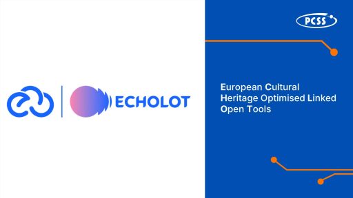 Grafika prezentuje projekt ECHOLOT, którego pełna nazwa to European Cultural Heritage Optimised Linked Open Tools. Po lewej stronie znajduje się logotyp projektu składający się z niebieskiego symbolu chmury/nieskończoności oraz fioletowego elementu graficznego, natomiast prawą, niebieską część zajmuje nazwa projektu wraz z logo PCSS. Całość utrzymana jest w nowoczesnej, technologicznej estetyce z motywem ścieżek układów scalonych.
