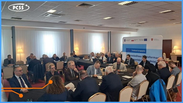 Grafika przedstawia uczestników XIII posiedzenia Podkomitetu ds. Wielkopolski Wschodniej w Koninie, siedzących przy stołach w sali konferencyjnej. Po prawej stronie widoczna jest ścianka konferencyjna z logotypami oraz czytelnym napisem: „Niskoemisyjna transformacja Wielkopolski Wschodniej”. W lewym górnym rogu znajduje się logo Poznańskiego Centrum Superkomputerowo-Sieciowego (PCSS), a w lewym dolnym rogu naniesiono dwa pomarańczowe znaczniki połączone linią.