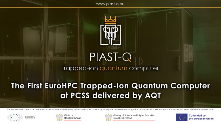 Grafika przedstawia komputer kwantowy Piast-Q typu trapped-ion zainstalowany w PCSS, dostarczony przez firmę AQT w ramach inicjatywy EuroHPC. Na pierwszym planie widoczne jest logo systemu z wizerunkiem stylizowanej postaci w koronie oraz logotypy partnerów, w tym Ministerstwa Cyfryzacji oraz Ministerstwa Nauki i Szkolnictwa Wyższego. Całość utrzymana jest w ciemnej kolorystyce z eleganckimi, złotymi akcentami i adresem strony internetowej projektu.
