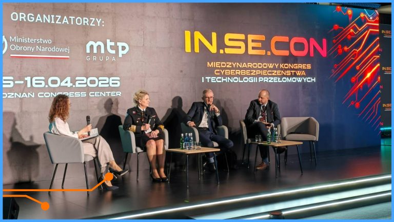 Zdjęcie przedstawia panel dyskusyjny podczas konferencji IN.SE.CON w Poznań Congress Center w kwietniu 2026 roku. Cztery osoby siedzą na fotelach na scenie przed dużą ścianą medialną z logo wydarzenia, logo Ministerstwa Obrony Narodowej i Grupy MTP oraz informacjami o kongresie. Paneliści są zaangażowani w rozmowę, a publiczność jest częściowo widoczna w tle.