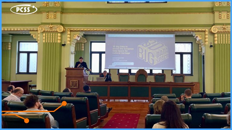 Zdjęcie przedstawia prelegenta przemawiającego zza drewnianej ambony w eleganckiej, klasycystycznej sali z zielonymi ścianami i złotymi zdobieniami. W centralnej części widoczny jest ekran projekcyjny z napisem dotyczącym europejskiej przestrzeni danych dla dziedzictwa kulturowego. Na pierwszym planie siedzą słuchacze zwróceni w stronę podium, a w lewym górnym rogu umieszczono logo PCSS.
